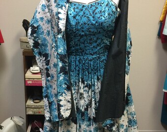 Abito con gonna a ruota floreale blu con spalline sottili e sottoveste con scialle in cotone vintage anni &#39;50
