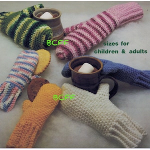 Puede incluir: Cuatro pares de mitones de ganchillo en varios colores, incluyendo rosa, azul, amarillo y verde. Los mitones se muestran con tazas de chocolate caliente y galletas. El texto "tallas para niños y adultos" es visible en la imagen.