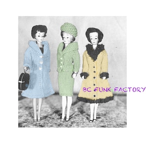 Op de afbeelding: Drie gebreide poppenoutfits in blauw, groen en geel. De outfits zijn allemaal in verschillende stijlen, een is een jas, een is een jurk en jasje set, en een is een jurk en hoed set. De outfits zijn allemaal gemaakt met een eenvoudige breisteek en hebben een vintage look.