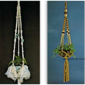 Peut inclure: Deux suspensions macramé pour plantes, l'une blanche et l'autre marron, avec des plantes vertes suspendues. La suspension blanche a une perle bleu clair en haut et la suspension marron a une perle marron foncé en haut. Les deux suspensions portent le logo "BC FUNK FACTORY" en bas.