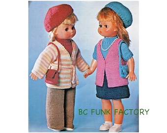 Op de afbeelding: Twee poppen die gebreide outfits dragen. De pop links draagt een roze en wit gestreepte trui, een bruine broek en een rode baret. De pop rechts draagt een blauwe gebreide vest, een roze trui, een blauwe rok en een blauwe baret. Beide poppen houden kleine handtassen vast.