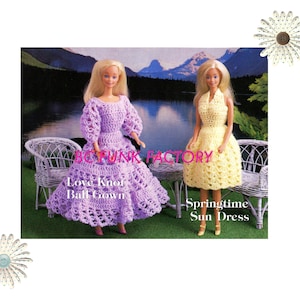 Könnte beinhalten: Zwei gehäkelte Puppenkleider, eines in Lavendel und eines in Gelb, werden auf einer Puppe präsentiert. Das Lavendelkleid heißt "Love Knot Ball Gown" und das gelbe Kleid heißt "Springtime Sun Dress".