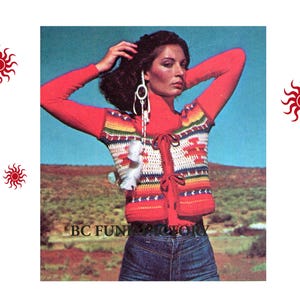 Peut inclure: Un gilet crocheté vintage avec un motif géométrique coloré, porté sur un haut rouge à manches longues et un short en jean. Le gilet présente des accents rouges, blancs, jaunes et bleus. L'image contient le texte "BC FUN FACTORY" en bas.