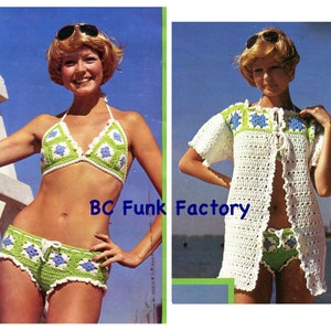 Puede incluir: Un conjunto de bikini de crochet con un patrón floral verde y azul. La parte superior del bikini es de estilo triangular y la parte inferior es de cintura alta. El conjunto se combina con una bata de playa de crochet blanco con un ribete floral verde y azul. La bata de playa tiene un lazo en el cuello y una abertura larga en la parte delantera.