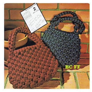 Peut inclure: Deux sacs en crochet, l'un brun et l'autre bleu, sont présentés contre un mur de briques. Les sacs ont un design simple et sont faits avec un fil épais. Une note avec une page de calendrier est visible en arrière-plan.