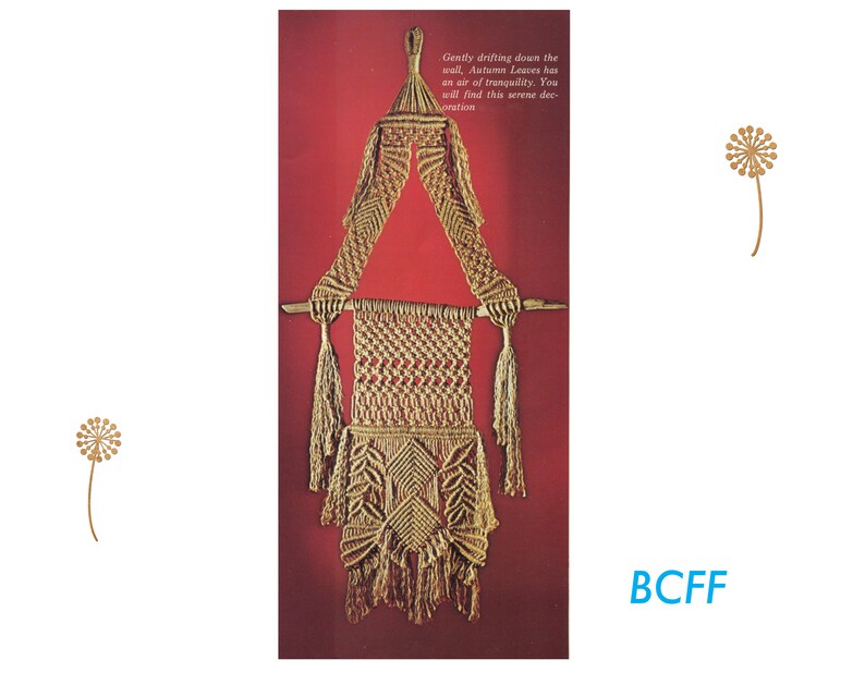 K&ouml;nnte beinhalten: Ein Wandbehang aus Makramee mit dreieckiger Form und Quasten. Der Behang ist aus Naturfaserseil gefertigt und hat oben einen Holzstab. Der Text "Gently drifting down the wall, Autumn Leaves has an air of tranquility. You will find this serene decoration" ist auf dem Bild gedruckt.