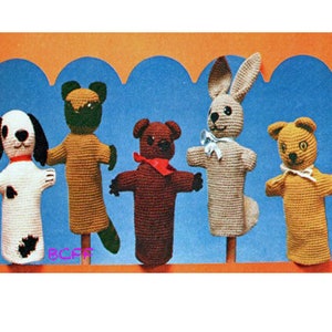 Puede incluir: Cinco marionetas de dedo de crochet, incluyendo un perro, un gato, un oso, un conejo y otro perro. Las marionetas son todas de diferentes colores y tienen diferentes expresiones faciales.