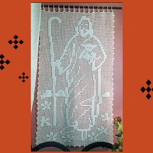 Puede incluir: Panel de cortina de crochet blanco con un diseño floral. La cortina está colgada de una varilla de metal.