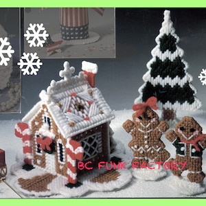 Puede incluir: Una casa de jengibre blanca con bastones de caramelo rojo y blanco, un lazo rojo y un techo blanco con una cruz en la parte superior. Dos personas de jengibre se paran frente a la casa, una con un lazo rojo y la otra con una bufanda roja. Un árbol de Navidad verde y blanco se encuentra detrás de las personas de jengibre. La escena está ambientada en una base blanca nevada con el texto "BC FUNK FACTORY" impreso en la parte inferior.