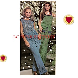 Peut inclure: Deux femmes portant des robes en crochet. La femme de gauche porte une robe bleu clair et la femme de droite porte une robe verte. Les deux robes ont un motif en dentelle. Les femmes sont debout devant un fond feuillu.