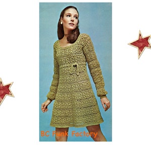 K&ouml;nnte beinhalten: Ein H&auml;kelkleid-Muster mit einem lang&auml;rmeligen, A-f&ouml;rmigen Schnitt und einem geh&auml;kelten G&uuml;rtel. Das Kleid ist hellbraun und wird an einem Model mit langen braunen Haaren gezeigt. Das Muster tr&auml;gt den Titel "BC Funk Factory".