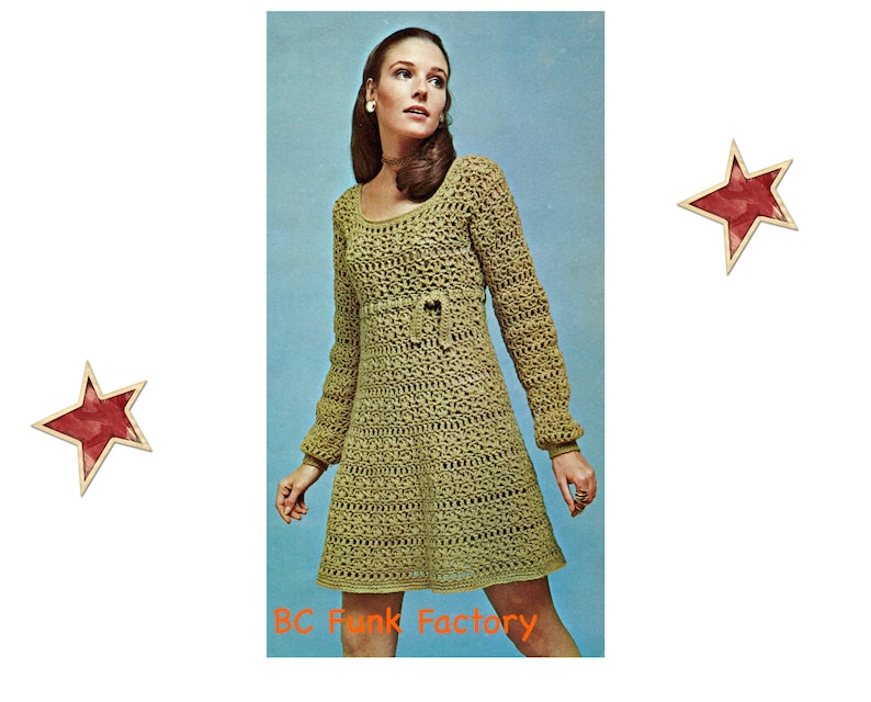 K&ouml;nnte beinhalten: Ein H&auml;kelkleid-Muster mit einem lang&auml;rmeligen, A-f&ouml;rmigen Schnitt und einem geh&auml;kelten G&uuml;rtel. Das Kleid ist hellbraun und wird an einem Model mit langen braunen Haaren gezeigt. Das Muster tr&auml;gt den Titel "BC Funk Factory".