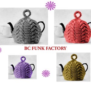 Op de afbeelding: Vier gebreide theemutsen in grijs, rood, paars en olijfgroen. Elke muts heeft een kabelgebreid patroon en een lus aan de bovenkant. De tekst "BC FUNK FACTORY" staat eronder.