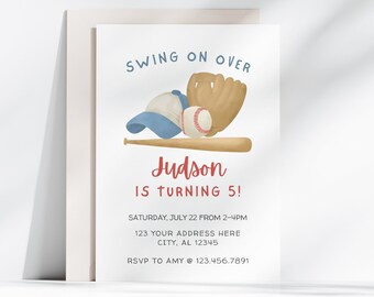 Könnte beinhalten: Einladung zu einer Baseball-Geburtstagsparty mit einer blau-weißen Baseballkappe, einem braunen Baseballhandschuh, einem weißen Baseball und einem braunen Baseballschläger. Der Text lautet "Swing on Over Judson is turning 5! Saturday, July 22 from 2-4pm 123 Your Address Here City, AL 12345 RSVP to Amy @ 123.456.7891"