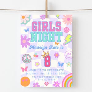 Puede incluir: Una invitación morada y blanca con un fondo a cuadros. El texto dice "Girls Night Madelyn Kate is 8" con una corona y el número 8. La invitación tiene un arcoíris, estrellas, mariposas y caras sonrientes.