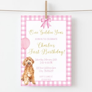 Op de afbeelding: Roze en witte gingham-patroon uitnodiging met een gouden strik en een aquarel-illustratie van een golden doodle puppy die een roze ballon vasthoudt. De tekst luidt "One Golden Year" en "Charlees First Birthday!" met de datum, tijd en RSVP-informatie.