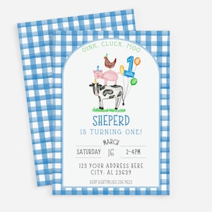 Pode incluir: Um convite para uma festa de aniversário para um primeiro aniversário com um padrão de xadrez azul e branco. O convite apresenta uma ilustração de aquarela de um porco, uma vaca e uma galinha com um balão número um. O texto do convite diz: "Oink. Cluck. Moo. Sheperd faz um ano! Sábado, 16 de março, 2-4pm. 123 Your Address Here, City, AL 23639. RSVP Asrtyn 265 236 9623."