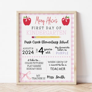 Cartello del primo giorno di scuola a quadretti rosa, cartello del primo giorno di scuola per ragazze, cartello di ritorno a scuola, il mio primo giorno di scuola, tutto su di me, digitale