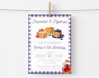 Puede incluir: Una invitación de fiesta de cumpleaños número 8 con estampado de cuadros azules y blancos. La invitación dice "Pancakes & Pajamas" e incluye una imagen de panqueques con fresas y arándanos. La invitación también incluye la fecha, la hora y la información de RSVP.