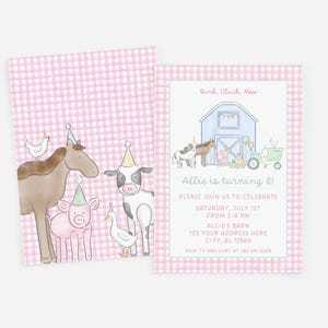 Pode incluir: Convites para festa de aniversário com padrão xadrez rosa. O convite apresenta ilustrações de animais de fazenda usando chapéus de festa. O texto diz "Allie está fazendo 2 anos!" e inclui detalhes da festa. Um design charmoso para um aniversário com tema de fazenda.