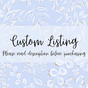Peut inclure: Un fond bleu clair avec un motif floral blanc. Le texte "Custom Listing" est écrit en cursive noire. En dessous du texte se trouve la phrase "Please read description before purchasing" en noir.