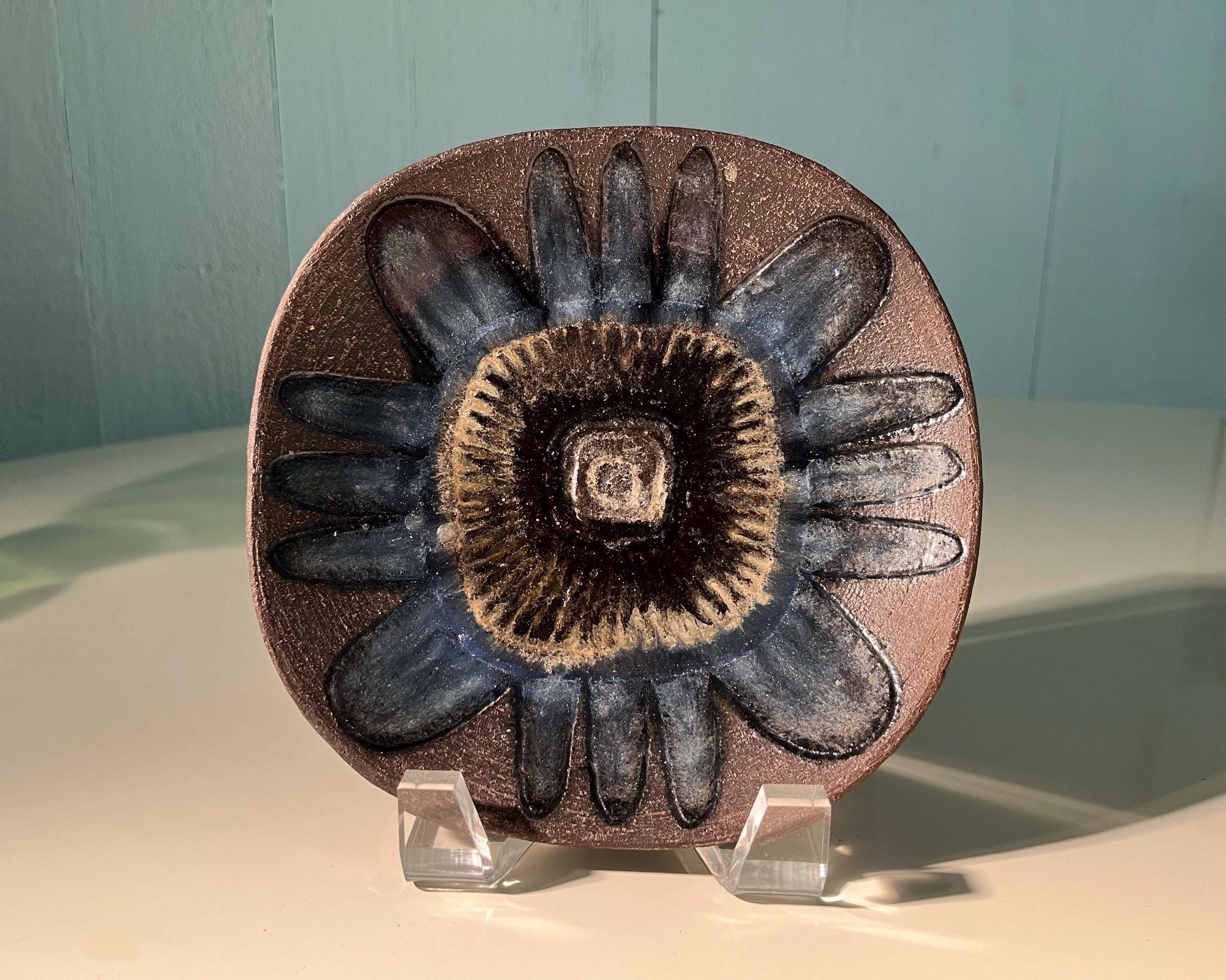 Elsi Bourelius (1909-2002), Unique stoneware plate for Jie Gantofta, Sweden, 1960s.Signed. Rare, in excellent condition.