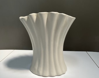 Large Bauer, Atlanta vase, c. late 30's - early 40's signed Bauer, Atlanta, USA.