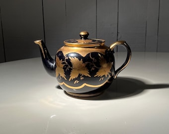 Bule Price Brothers com padrão de folhas de uva em esmalte preto e dourado de alto brilho, Inglaterra, c. 1930-40