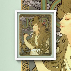 Puede incluir: Un cartel vintage de estilo art nouveau con una mujer de cabello largo y fluido, sosteniendo una pluma. El cartel est&aacute; en tonos dorados, verdes y blancos, con la palabra "JOB" destacada.