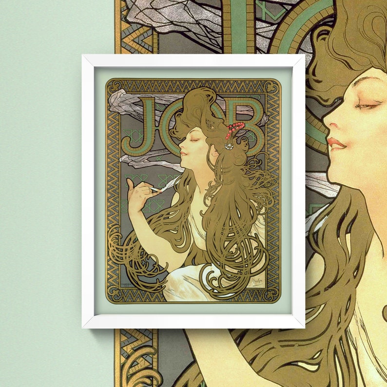 Puede incluir: Un cartel vintage de estilo art nouveau con una mujer de cabello largo y fluido, sosteniendo una pluma. El cartel est&aacute; en tonos dorados, verdes y blancos, con la palabra "JOB" destacada.