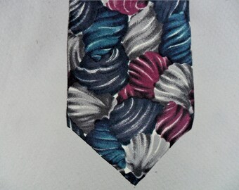 Vintage Van Heusen 417  100% Pure Silk Seashell Neck Tie Made in Italy 58 x 4  -Vintage Tie Shop T01