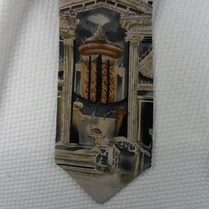 Vintage Silk Necktie: Consenso Uomo Beige & Black Geometric Architecture