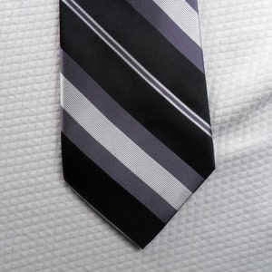 Vintage Croft and Beagle Krawatte Reine SeideSchwarz Silber Diagonal Streifen Krawatte 58 x 3.75 Vintage Tie Shop T908