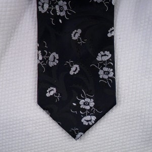 XL Vintage Silk Necktie: Handmade Floral Print, Italy