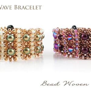 Puede incluir: Dos pulseras de cuentas, una con cuentas verdes y blancas y la otra con cuentas moradas y blancas, ambas con alambre de color cobre. Las pulseras se llaman "Ride the Wave Bracelet" y "Bead Woven Dreams".
