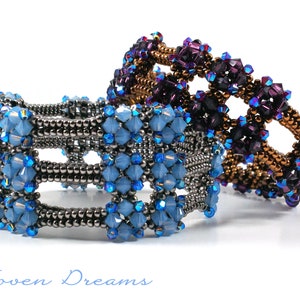 Op de afbeelding: Twee kralenarmbanden, een blauwe en een paarse, met een zilverkleurig draadweefsel. De armbanden liggen op elkaar.