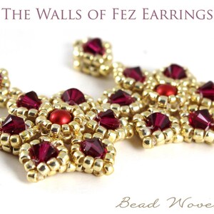 Puede incluir: Un par de pendientes de cuentas doradas y rojas en forma de estrella. Los pendientes se llaman "The Walls of Fez Earrings" y están hechos por "Bead Woven Dreams".