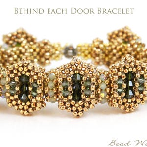 Peut inclure: Un bracelet de perles dorées et vertes. Le bracelet présente un motif répété de sections perlées dorées avec des accents verts. Le texte "BEHIND EACH DOOR BRACELET" est en haut de l'image.