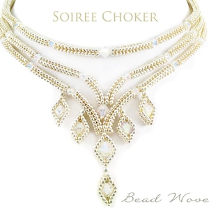 Op de afbeelding: Een gouden en witte kralen choker met een delicaat, cascade-ontwerp. De ketting heeft een centrale hanger en kleinere hangers die aan de zijkanten hangen. De tekst "Soiree Choker" staat boven de ketting en "Bead Woven Dreams" staat onder de ketting.