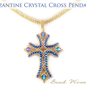 Könnte beinhalten: Eine goldene byzantinische Kristallkreuz-Halskette mit blauen und violetten Kristallen. Die Halskette liegt auf einem weißen Hintergrund. Bead Woven Dreams steht in der rechten unteren Ecke.