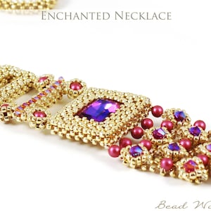 Pode incluir: Um colar dourado com contas com uma gema roxa quadrada central e gemas vermelhas e roxas menores. O colar tem o texto "ENCHANTED NECKLACE" e "Bead Woven Dreams".