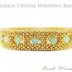 Op de afbeelding: Gouden kralen armband met een rij lichtgroene kristallen kralen. De armband heet "Through Crystal Windows Bangle" en is gemaakt door Bead Woven Dreams.