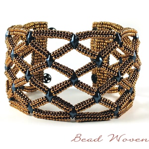 Pode incluir: Um bracelete de contas douradas e pretas com um design geométrico. O bracelete é feito com contas pequenas e redondas e tem um padrão tecido.