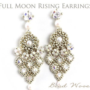 Può includere: Un paio di orecchini dorati con perline a forma di luna piena. Gli orecchini presentano perle bianche e cristalli trasparenti. Gli orecchini si chiamano "Full Moon Rising Earrings" e sono realizzati da "Bead Woven Dreams".
