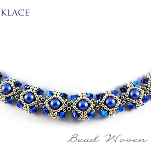 Peut inclure: Un collier de perles bleu et or avec un motif carré. Le collier s'appelle "Devya Necklace" et est réalisé par "Bead Woven Dreams".