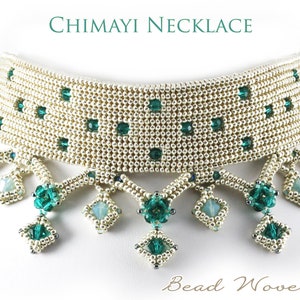 Peut inclure: Un collier de perles blanches et vertes avec un motif géométrique. Le collier a une bande large avec une frange de petites perles. Le collier s'appelle "Chimayi Necklace" et est fabriqué par "Bead Woven Dreams".