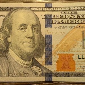 Op de afbeelding: Een Amerikaans biljet van $100 met een portret van Benjamin Franklin. Het biljet is een Federal Reserve Note met serienummer LL18484848. Het biljet is gedateerd 4 juli 1776 en heeft een groene zegel met de woorden "United States of America" en "One Hundred Dollars".