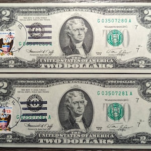 Può includere: Due banconote da 2 dollari degli Stati Uniti d'America, serie 1976, con il testo "G03507280 A" e "G03507281 A" stampato su di esse. Le banconote sono in buone condizioni e hanno un sigillo verde con il testo "TWO DOLLARS" stampato su di esse.