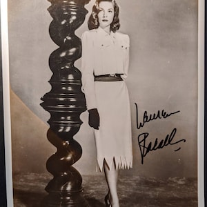 Vintage Gesigneerd Lauren Bacall ondertekend 8x10 Classic zwart-wit foto grote Hollywood pose antiek gegarandeerd 1.00 verzendkosten