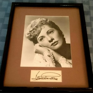 Firmado y Matted Joan Fontaine Glamour Pose 3x5 tarjeta Firma Temprana Garantizada Autógrafo Auténtico Película Memorabilia Hollywood